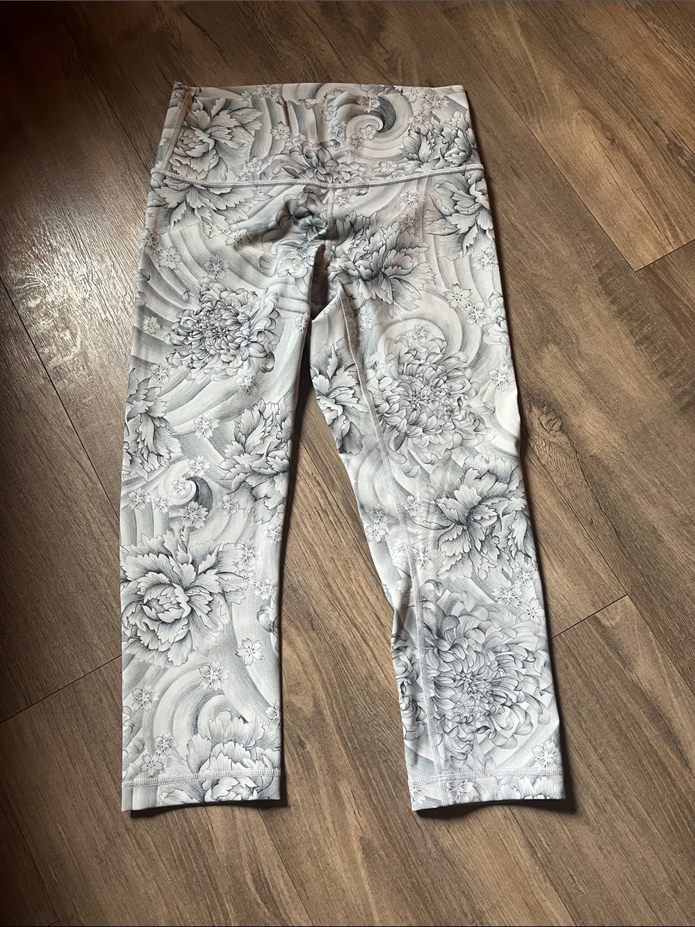 lululemon athletica Floral Print Gray Capris